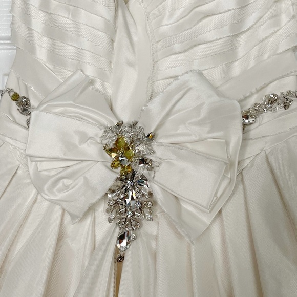 Size 2 customized Vera wang wedding gown - Picture 6 of 9